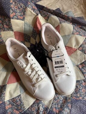 Time and Tru White Women's Low-Top Lace-Up Sneakers